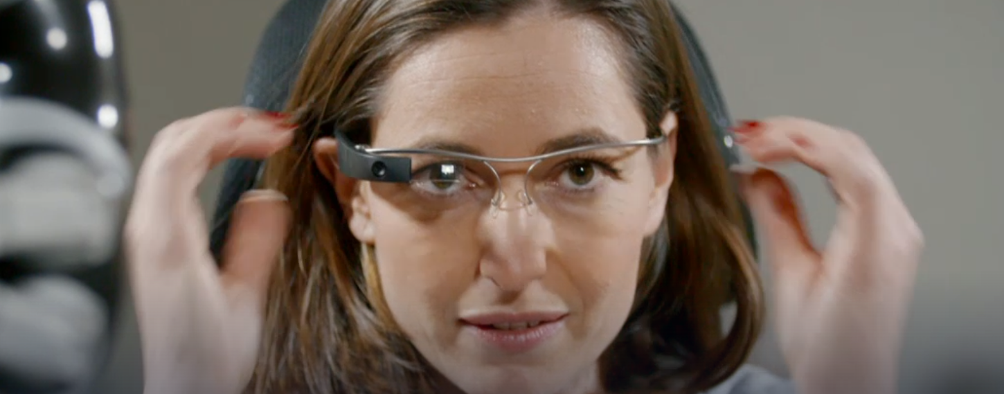 Biologin Andrea Lauterbach mit einer Spezialbrille, mit der man einen Rollstuhl steuern kann.