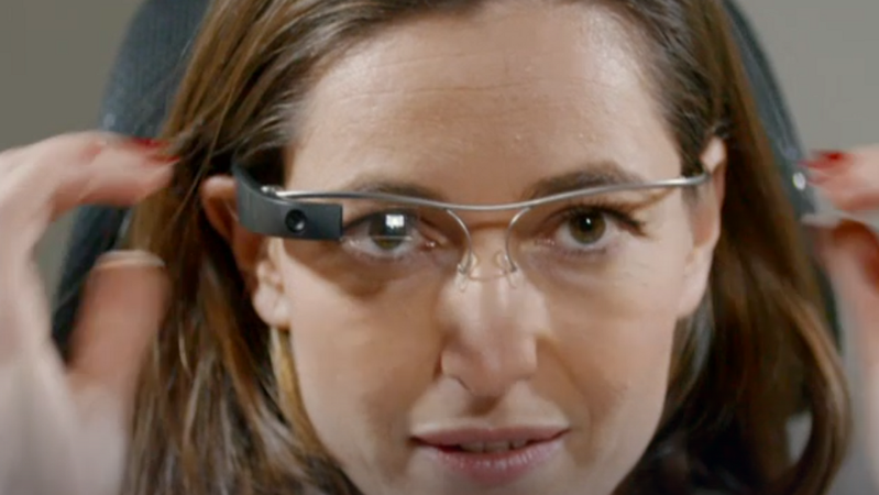 Biologin Andrea Lauterbach mit einer Spezialbrille, mit der man einen Rollstuhl steuern kann. | Bild: BR Biologin Andrea Lauterbach mit einer Spezialbrille, mit der man einen Rollstuhl steuern kann.