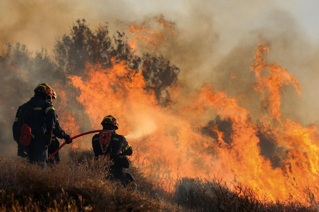 Feuerwehrleute bekämpfen die Flammen, die in der Nähe von Ierapetra auf der Insel Kreta weiter Wälder und Ackerland verbrennen.