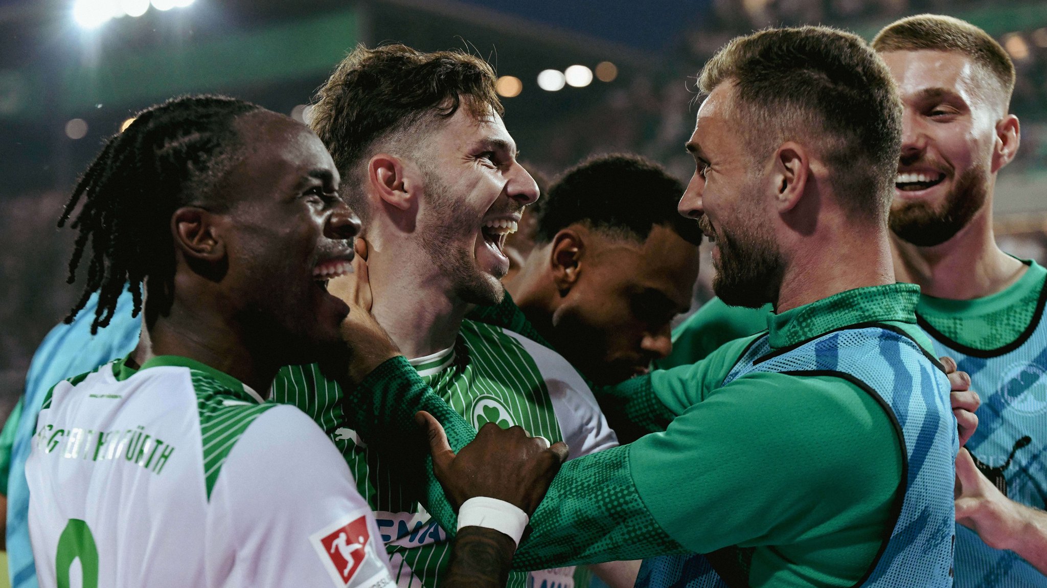 Fürther Freude nach dem Relegations-Erfolg | Bild: picture-alliance/dpa Fürther Freude nach dem Relegations-Erfolg