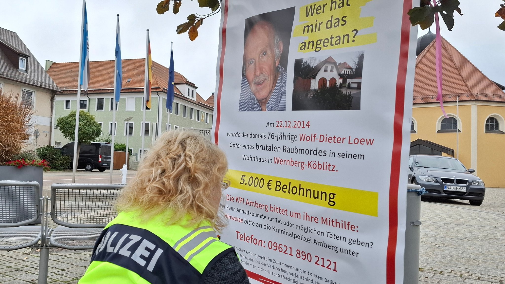 Mit Plakaten sucht die Polizei nach Zeugen, die Hinweise zu dem mysteriösen Mordfall geben können. 