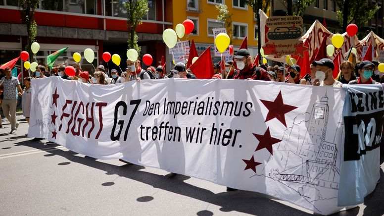 Teilnehmer tragen ein Banner bei einer Großdemonstration der G7-Kritiker für einen besseren Klima- und Artenschutz und gegen Hunger und Armut.  | Bild:dpa-Bildfunk/Philipp von Ditfurth
