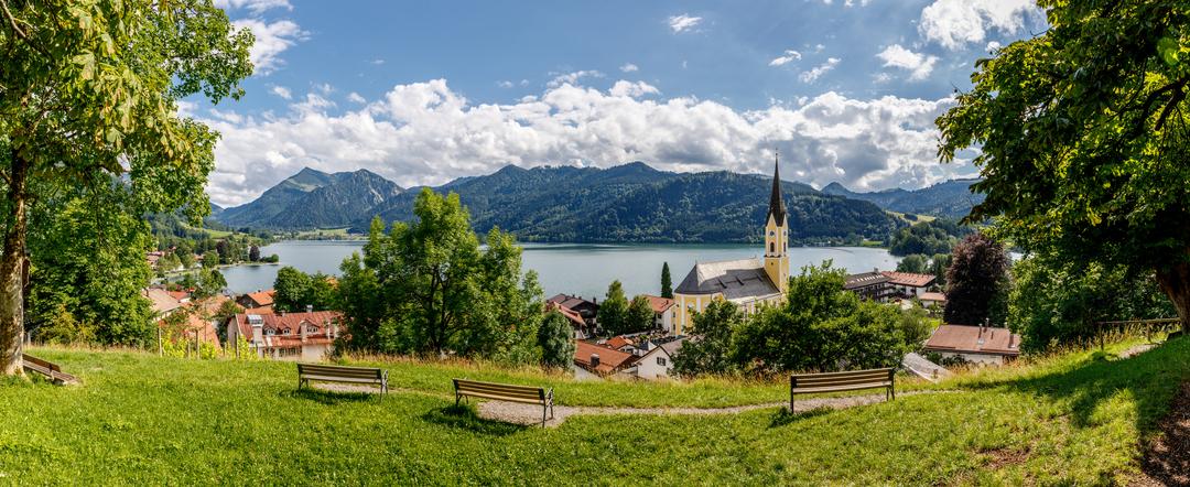 Blick auf den Schliersee mit Bergpanorama.