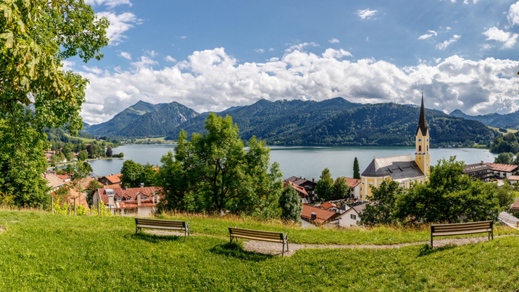 Blick auf den Schliersee mit Bergpanorama.