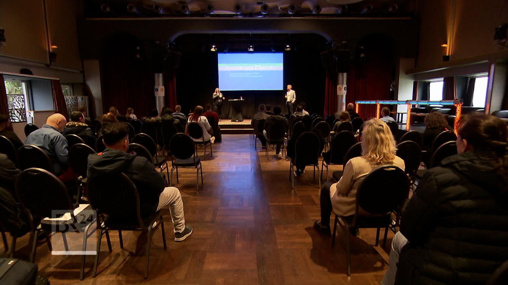 In Nürnberg werden Arbeitssuchende auf einer Job-Messe in einem Club unterstützt.