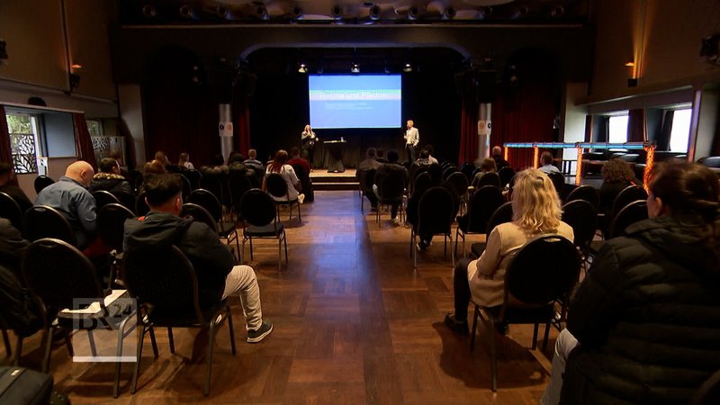 In Nürnberg werden Arbeitssuchende auf einer Job-Messe in einem Club unterstützt. | Bild: BR In Nürnberg werden Arbeitssuchende auf einer Job-Messe in einem Club unterstützt.