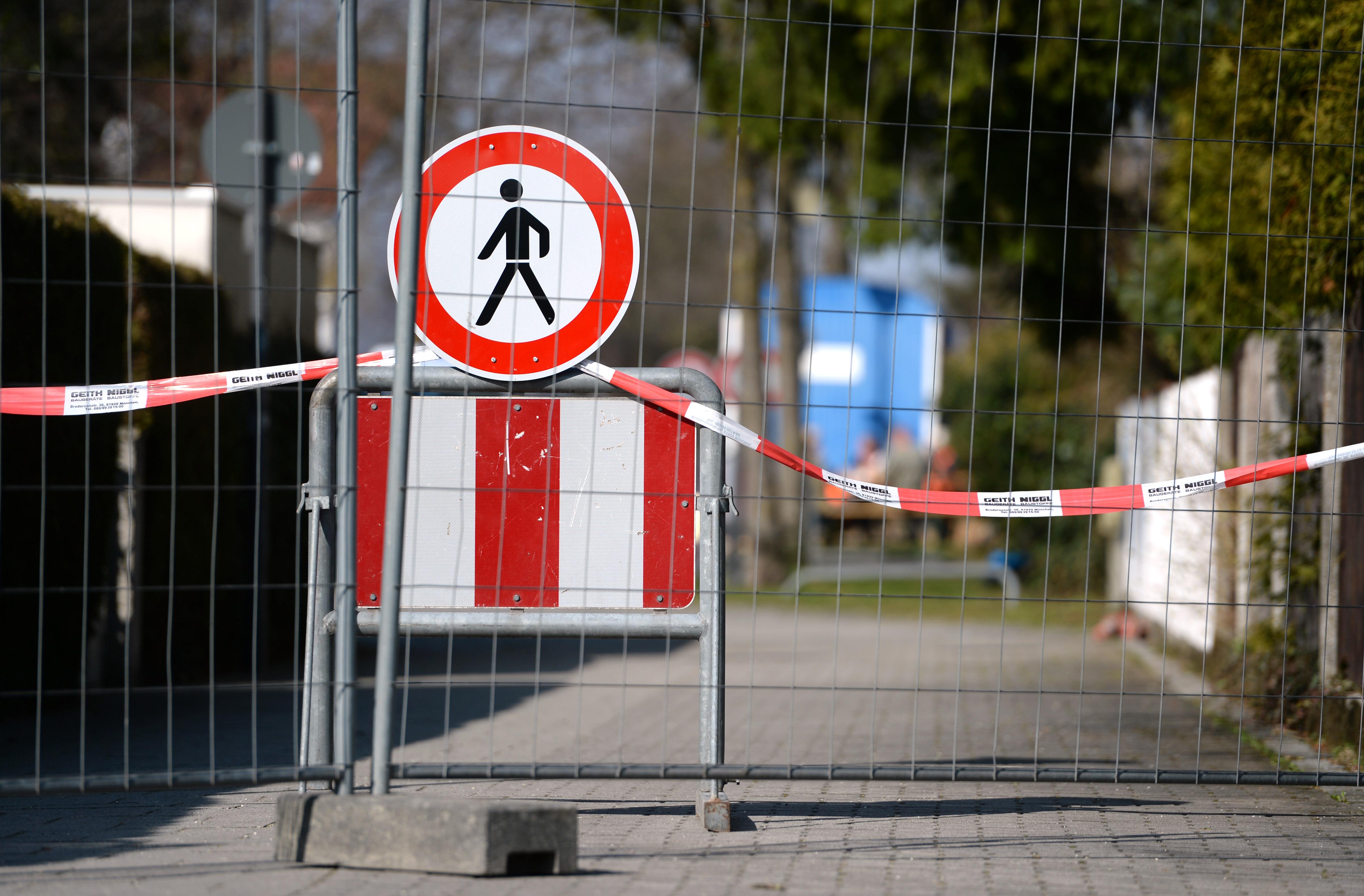 Absperrgitter und Durchgang-Verboten-Schild (Symbolbild)