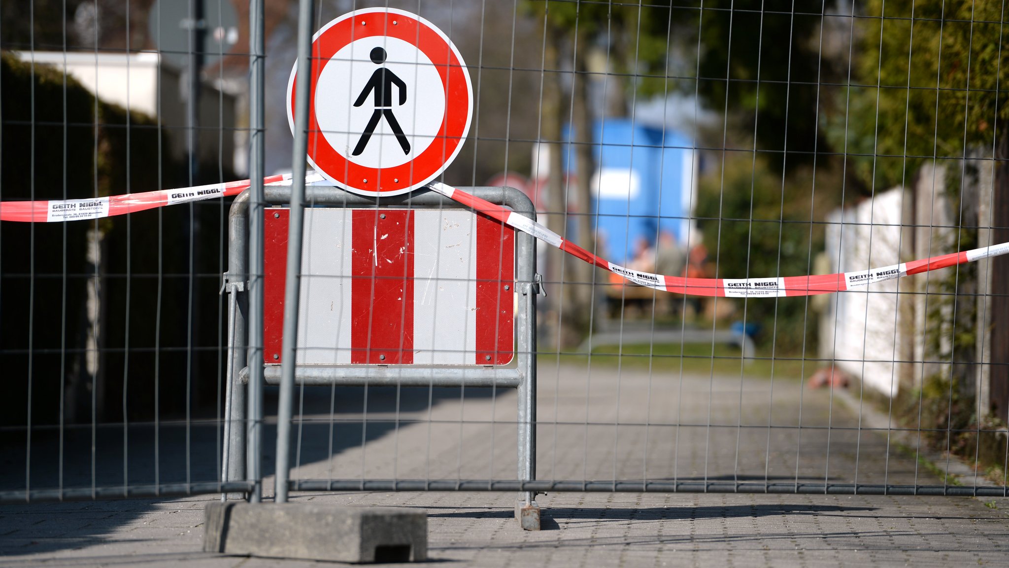 Absperrgitter und Durchgang-Verboten-Schild (Symbolbild)