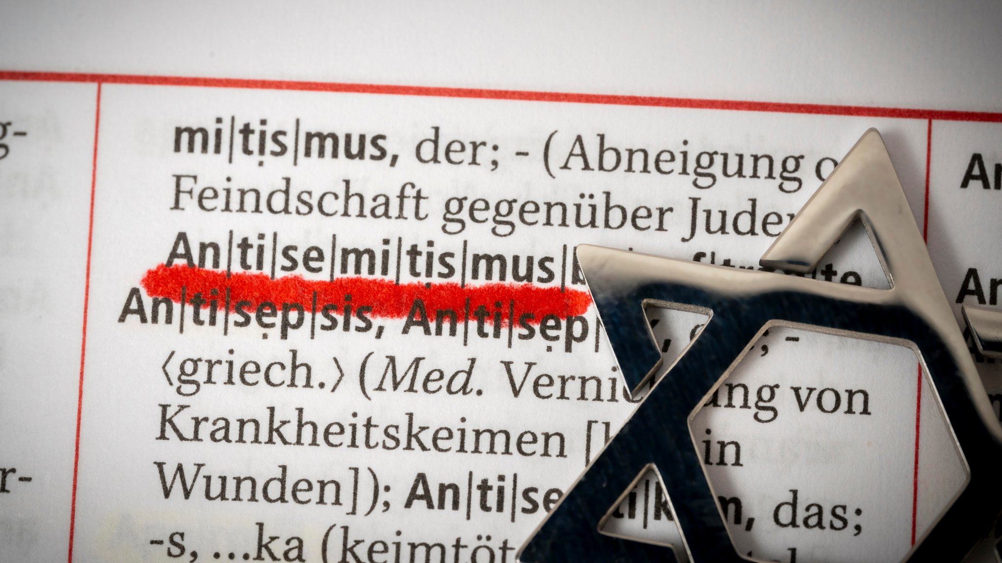 Das Wort "Antisemitismus" in einem Wörterbuch neben einem Davidstern | Bild: picture alliance / CHROMORANGE | Michael Bihlmayer Das Wort "Antisemitismus" in einem Wörterbuch neben einem Davidstern