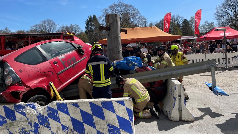 Ein Team im Einsatz bei der ersten Bayerischen Meisterschaft in der Unfallrettung in Nürnberg. | Bild: BR/Strerath Ein Team im Einsatz bei der ersten Bayerischen Meisterschaft in der Unfallrettung in Nürnberg.
