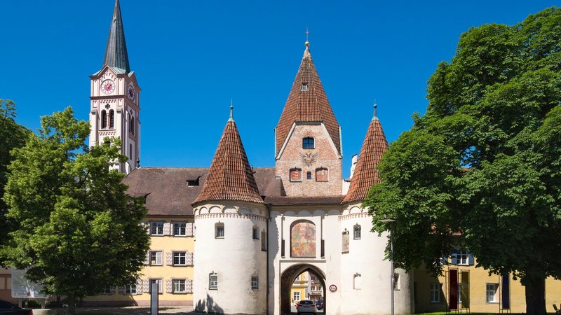 Symbolbild: Stadttor und Türme von Weißenhorn | Bild: picture alliance / imageBROKER | Martin Siepmann Symbolbild: Stadttor und Türme von Weißenhorn