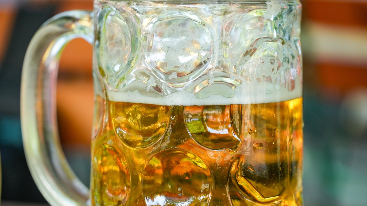 Maßkrug (Symbolbild) | Bild: picture alliance / CHROMORANGE|Sandra Alkado Maßkrug (Symbolbild)