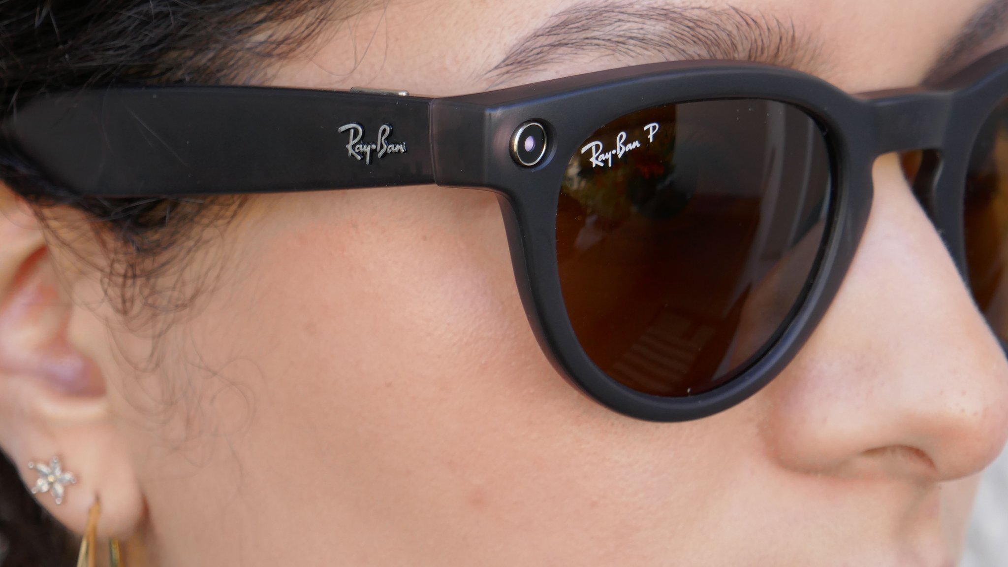 (Symbolbild) Eine Frau trägt eine aktuelle Ray-Ban-Sonnenbrille mit eingebauter Kamera.