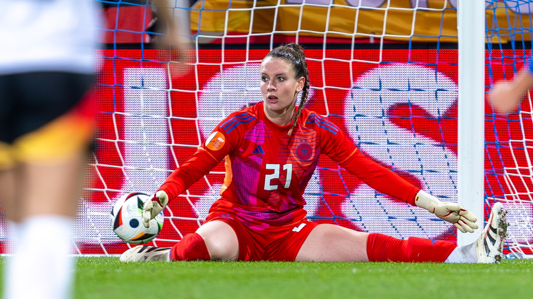 DFB-Frauen: Bitteres Debüt für Torwarttalent Mahmutovic