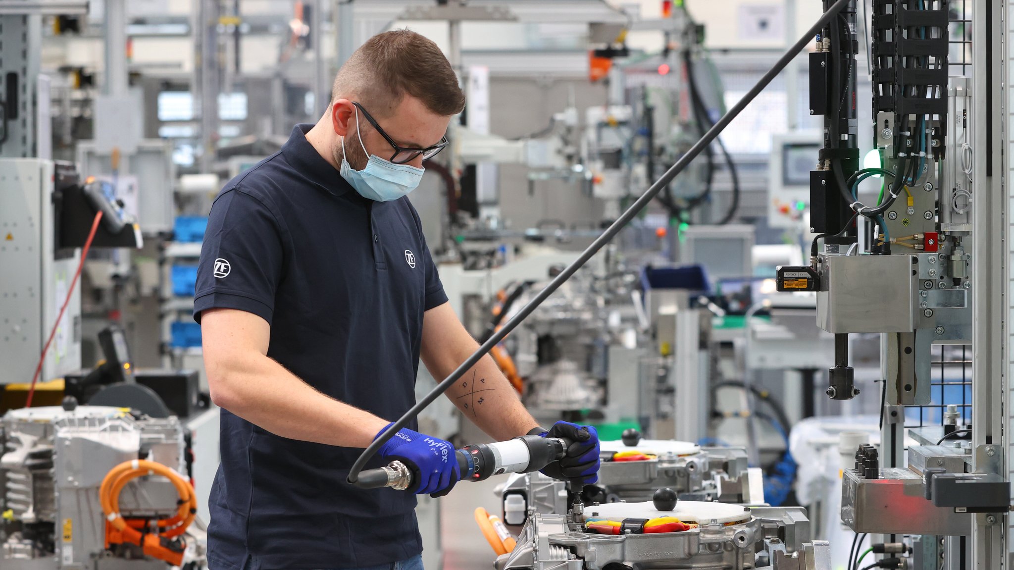 Ein Mitarbeiter von ZF verschraubt etwas an einem Elektromotor (Archiv-Bild). | Bild: picture alliance/dpa | Karl-Josef Hildenbrand Ein Mitarbeiter von ZF verschraubt etwas an einem Elektromotor (Archiv-Bild).