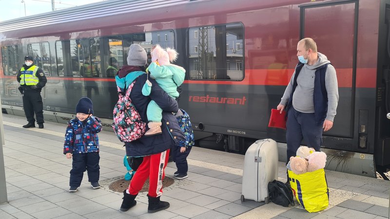 März 2022: Ukrainische Flüchtlinge kommen am Bahnhof in Rosenheim an
