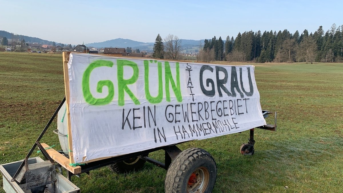Ein Protestplakat in der Nähe der Marktgemeinde Weiler-Simmerberg (Lkr. Lindau). 