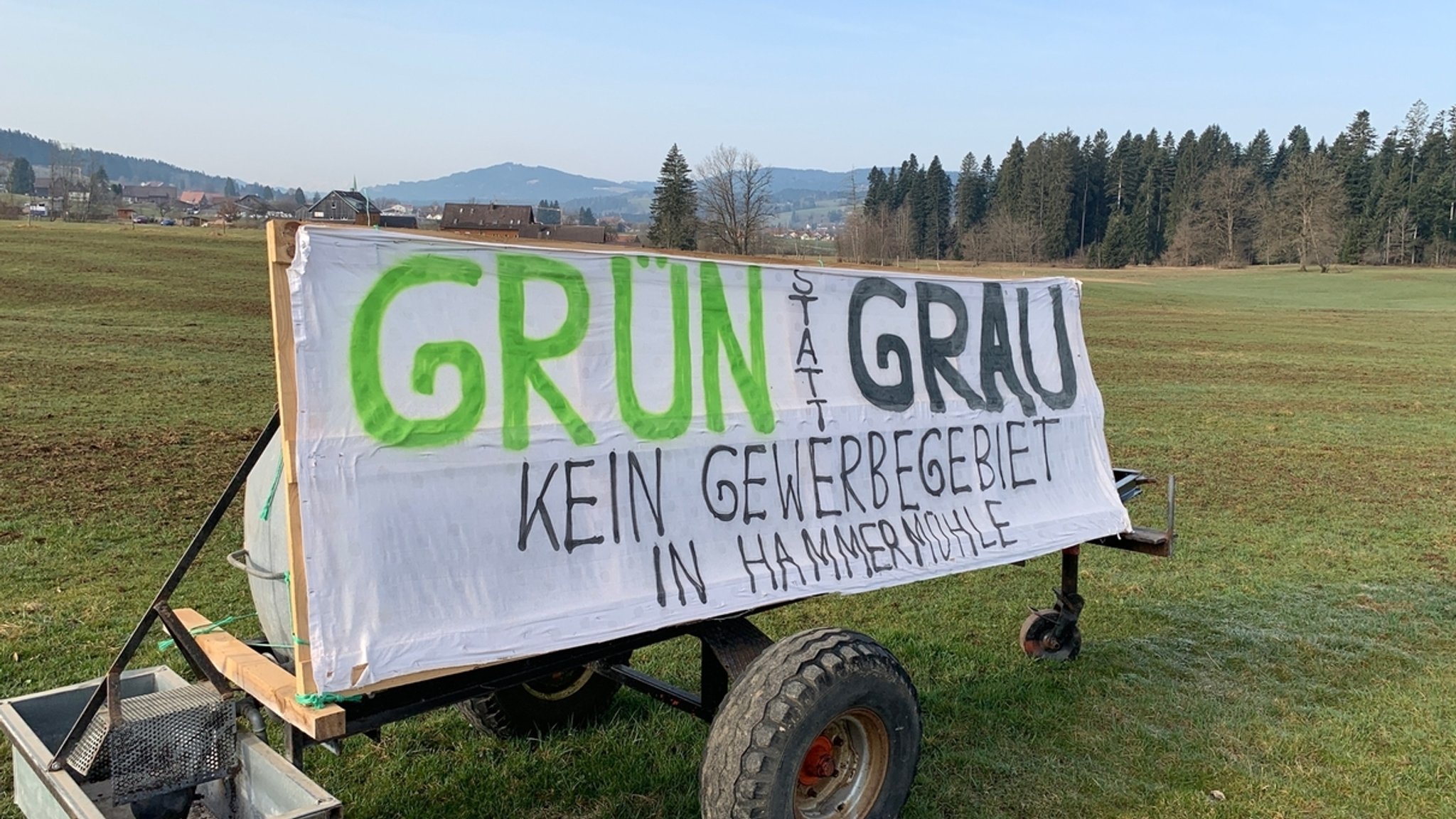 Ein Protestplakat in der Nähe der Marktgemeinde Weiler-Simmerberg (Lkr. Lindau). | Bild: BR/Steffen Armbruster Ein Protestplakat in der Nähe der Marktgemeinde Weiler-Simmerberg (Lkr. Lindau).