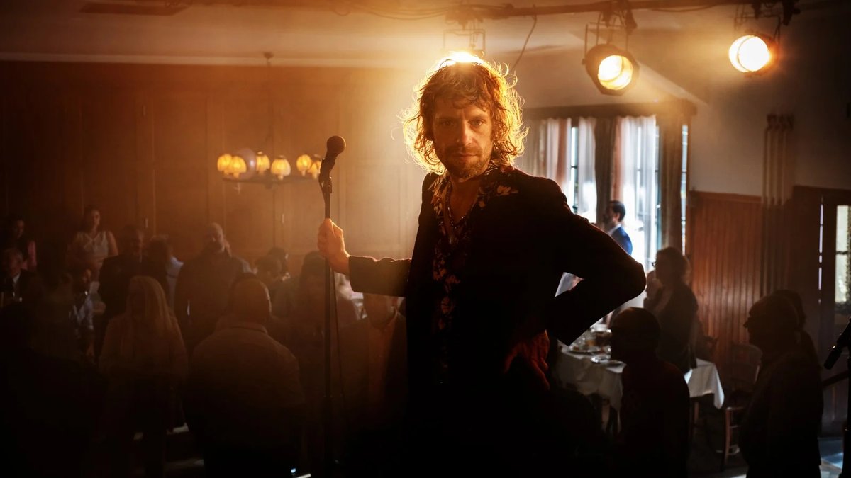 Man sieht den Sänger Voodoo Jürgens in einer Szene aus "Rickerl", er steht in einer Kneipe vor dem Mikrofon.
