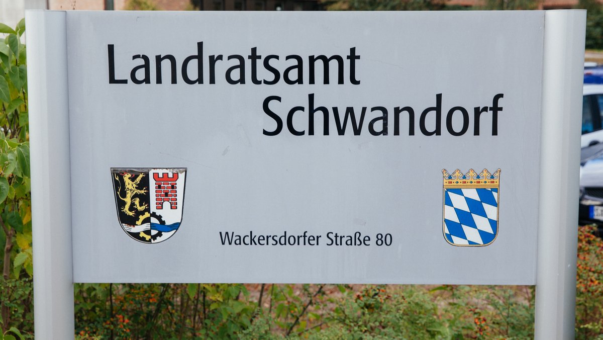 Hinweisschild am Landratsamt Schwandorf
