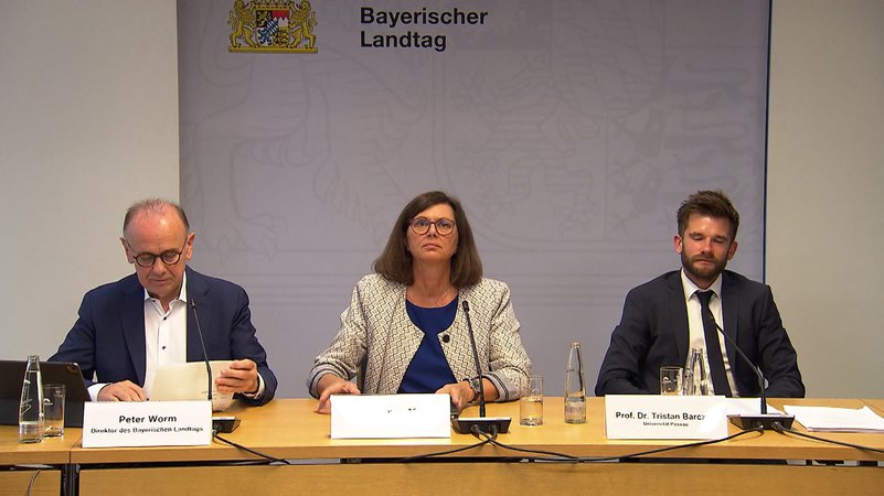 Der Landtag darf verfassungsfeindlichen Mitarbeitern von Abgeordneten das Gehalt streichen, wenn die gesetzliche Grundlage geändert wird. | Bild: Bayerischer Rundfunk 2024 Der Landtag darf verfassungsfeindlichen Mitarbeitern von Abgeordneten das Gehalt streichen, wenn die gesetzliche Grundlage geändert wird.