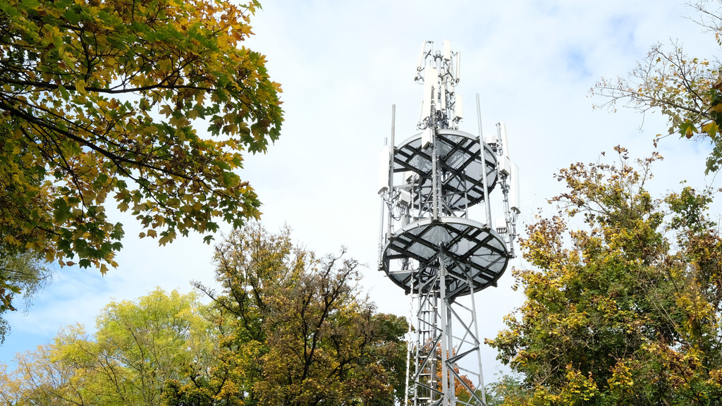 Mobilfunkmast vor Bäumen