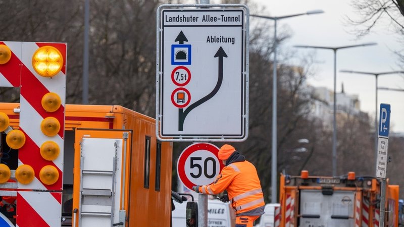 13.01.2026, Bayern, München: Ein Arbeiter montiert ein neues „50 km/h“-Schild an der Landshuter Allee an. Ab heute kann auf dem mittleren Ring wieder 50 km/h gefahren werden. | Bild: dpa-Bildfunk/Peter Kneffel 13.01.2026, Bayern, München: Ein Arbeiter montiert ein neues „50 km/h“-Schild an der Landshuter Allee an. Ab heute kann auf dem mittleren Ring wieder 50 km/h gefahren werden.
