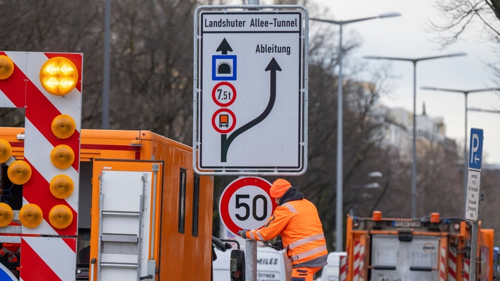 13.01.2026, Bayern, München: Ein Arbeiter montiert ein neues „50 km/h“-Schild an der Landshuter Allee an. Ab heute kann auf dem mittleren Ring wieder 50 km/h gefahren werden. 