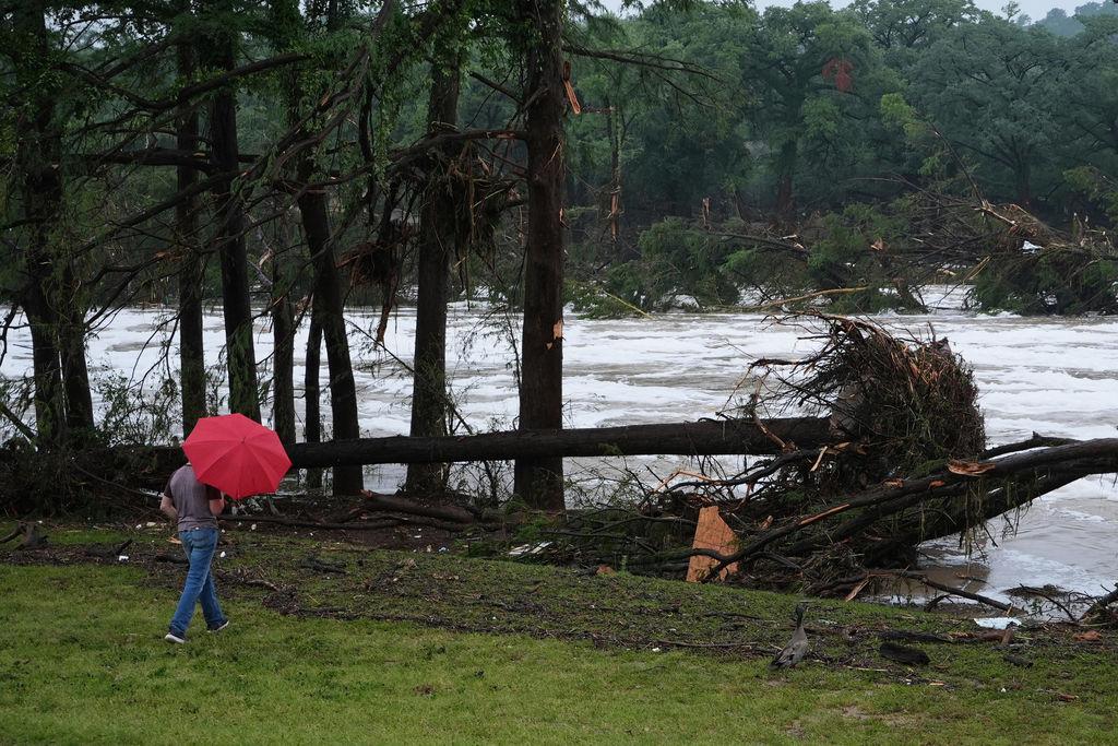 04.07.2025, USA, Kerrville: Ein Mann begutachtet die Schäden, die der reißende Guadalupe River in Kerrville, Texas, hinterlassen hat. Foto: Eric Gay/AP/dpa +++ dpa-Bildfunk +++