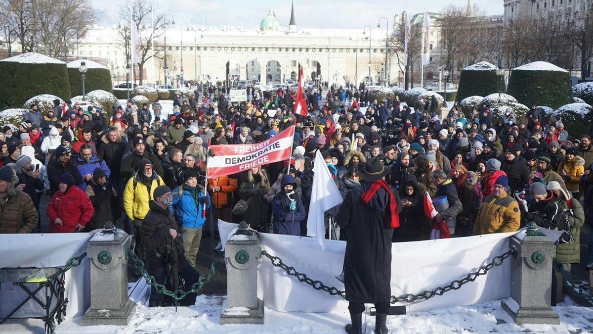 Osterreich 10 000 Menschen Demonstrieren Gegen Corona Massnahmen Br24