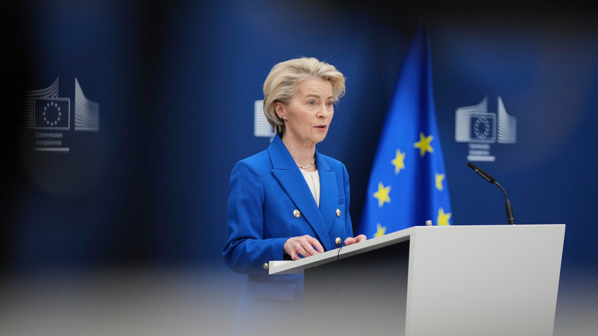 04.03.2025, Belgien, Brüssel: Die Präsidentin der Europäischen Kommission, Ursula von der Leyen, spricht während einer Medienkonferenz zum Verteidigungspaket im EU-Hauptquartier. 