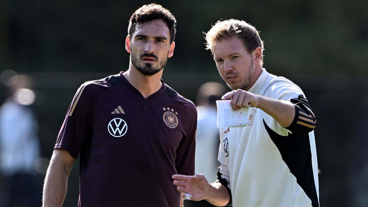 Debütant und Routinier: Der neue Bundestrainer Julian Nagelsmann gibt Mats Hummels Anweisungen.