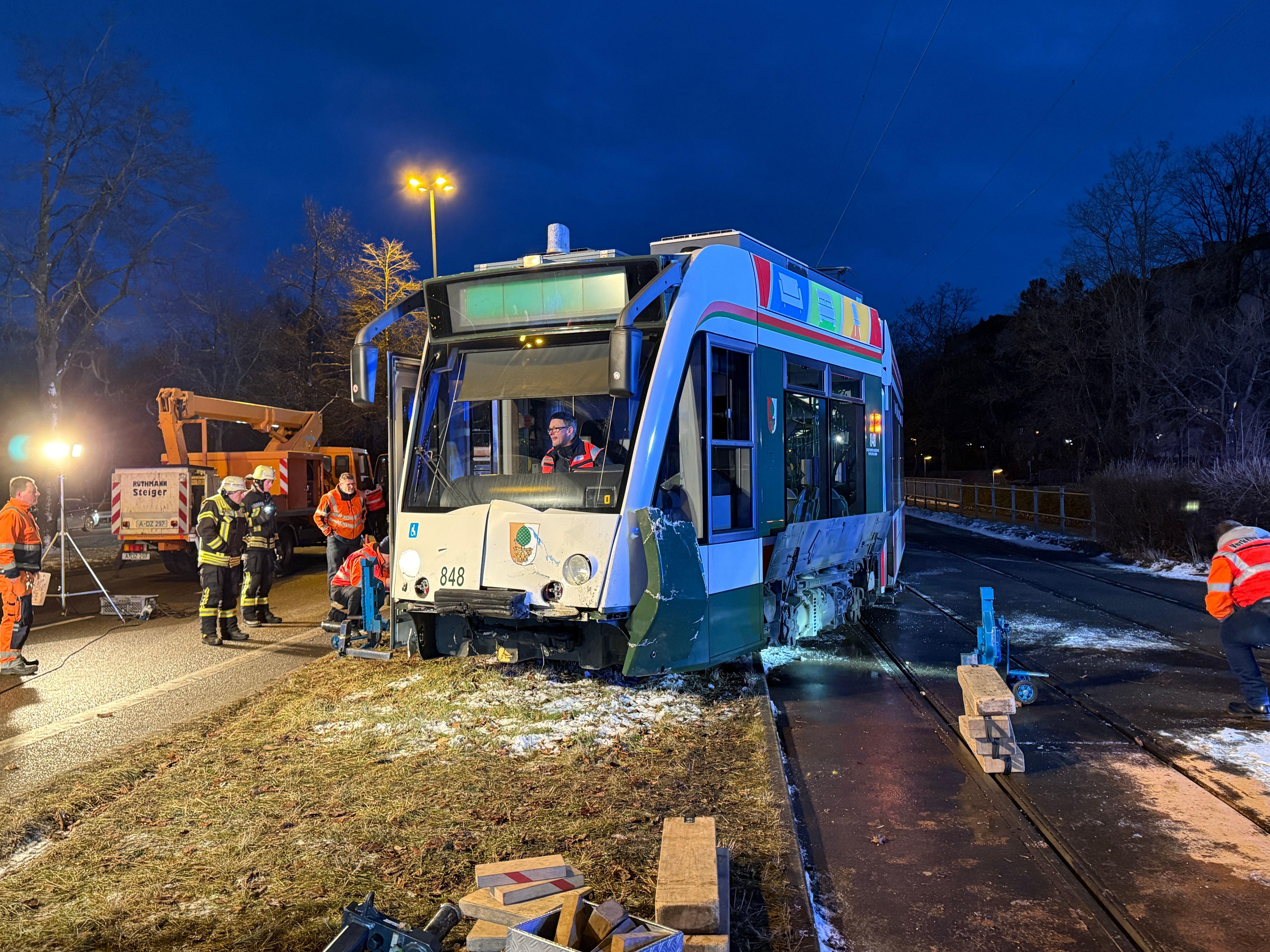Streifenwagen kollidiert mit Tram in Augsburg
