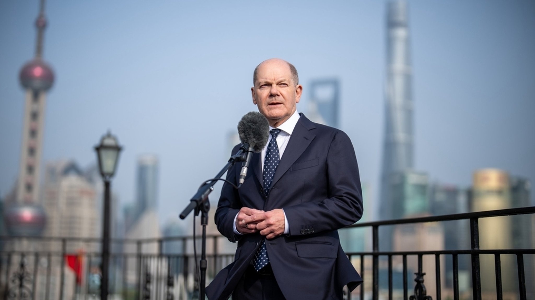 15.04.2024: Bundeskanzler Olaf Scholz (SPD) spricht bei einem Pressestatement in Shanghai.