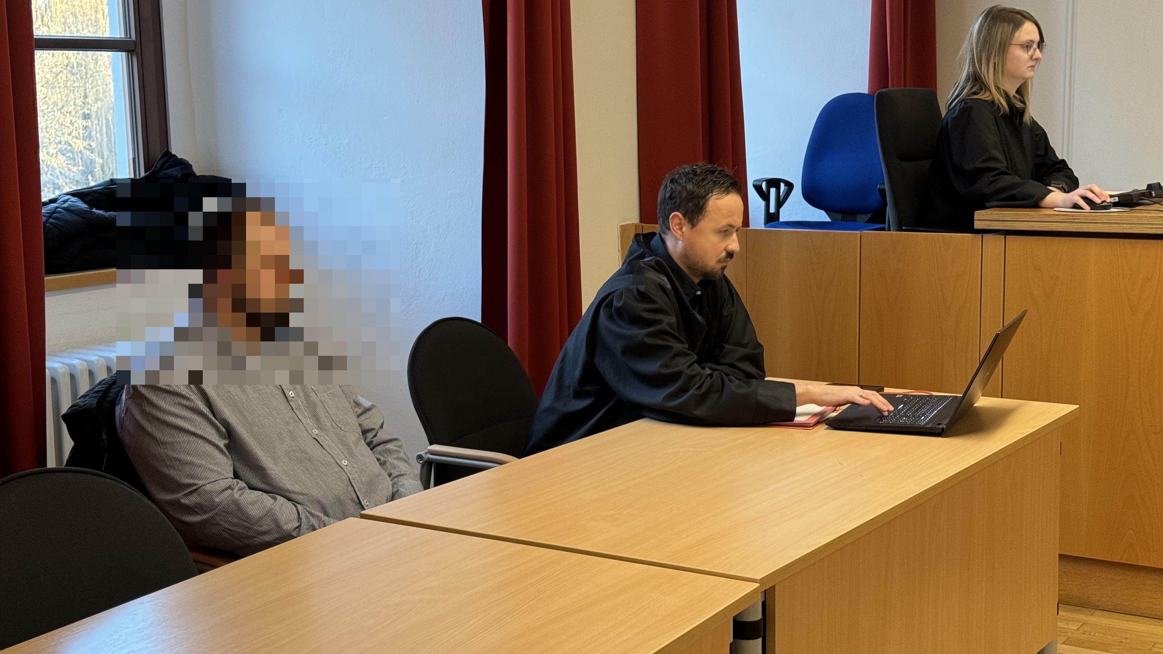 Der 33-jähriger Altenpfleger (l.) muss sich wegen Misshandlung von Schutzbefohlenen verantworten.