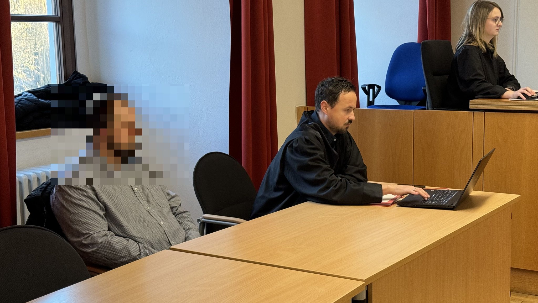 Der 33-jähriger Altenpfleger (l.) muss sich wegen Misshandlung von Schutzbefohlenen verantworten.