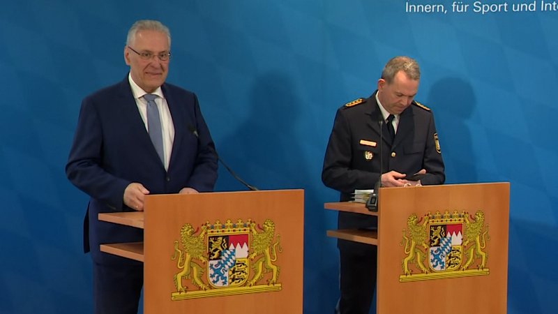 Innenminister Joachim Herrmann und Landespolizeipräsident Michael Schwald präsentieren die Kriminalitätsstatistik 2024. | Bild: BR24 Innenminister Joachim Herrmann und Landespolizeipräsident Michael Schwald präsentieren die Kriminalitätsstatistik 2024.