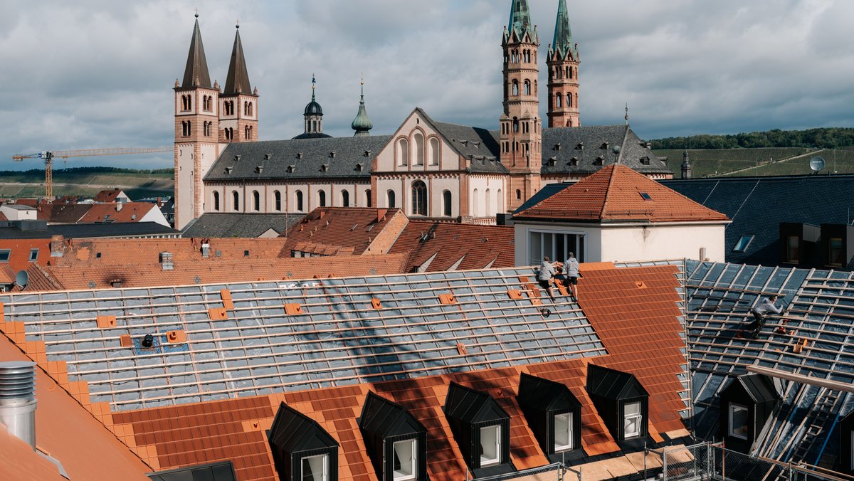 Würzburg, Dach des Klosters der Schwestern des Erlösers, Neueindeckung mit Solarmodulen.
