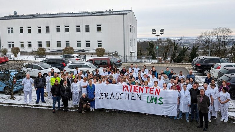 Das Personal demonstriert vor der Klinik Donaustauf