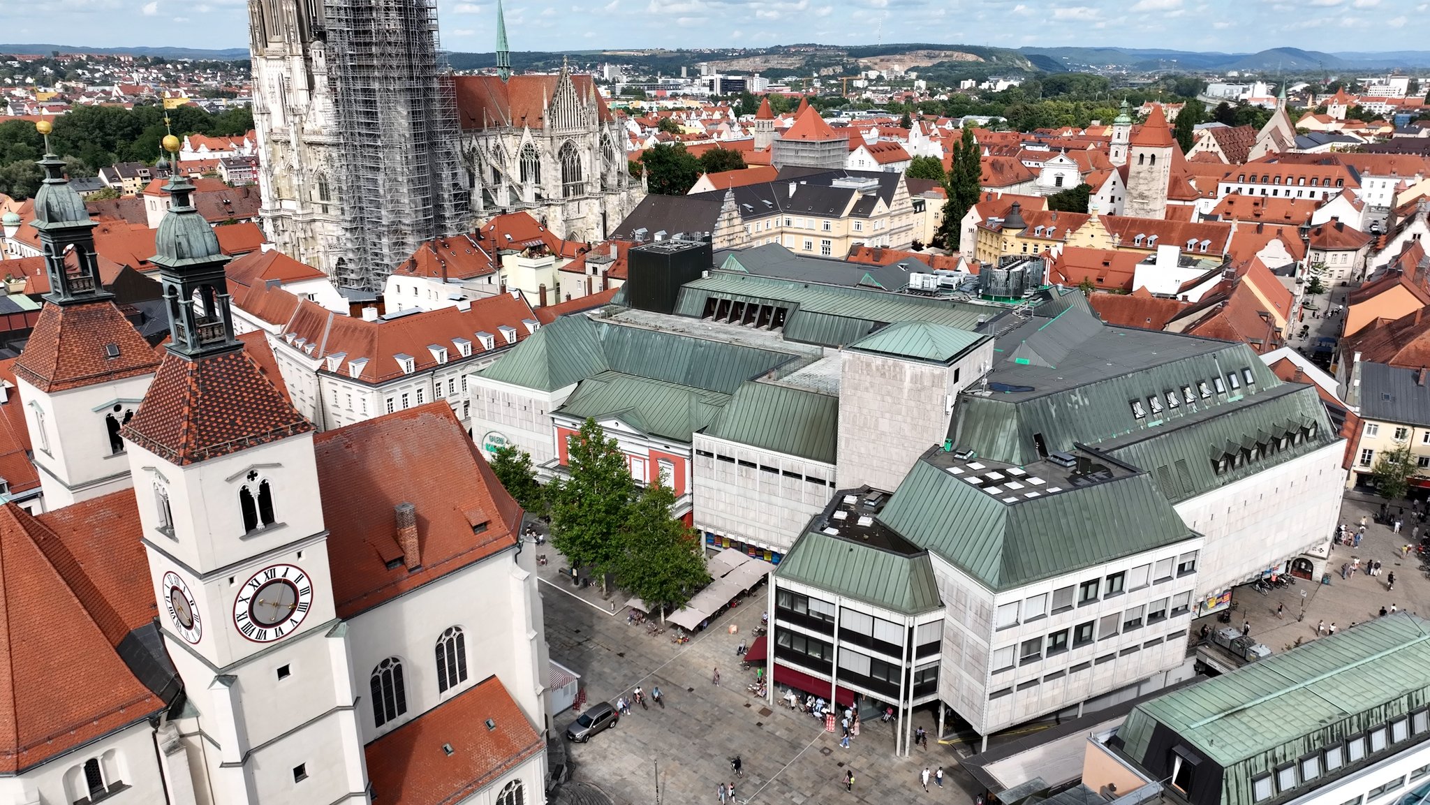 Drohnen-Aufnahme eines Betongebäudes in einer Innenstadt