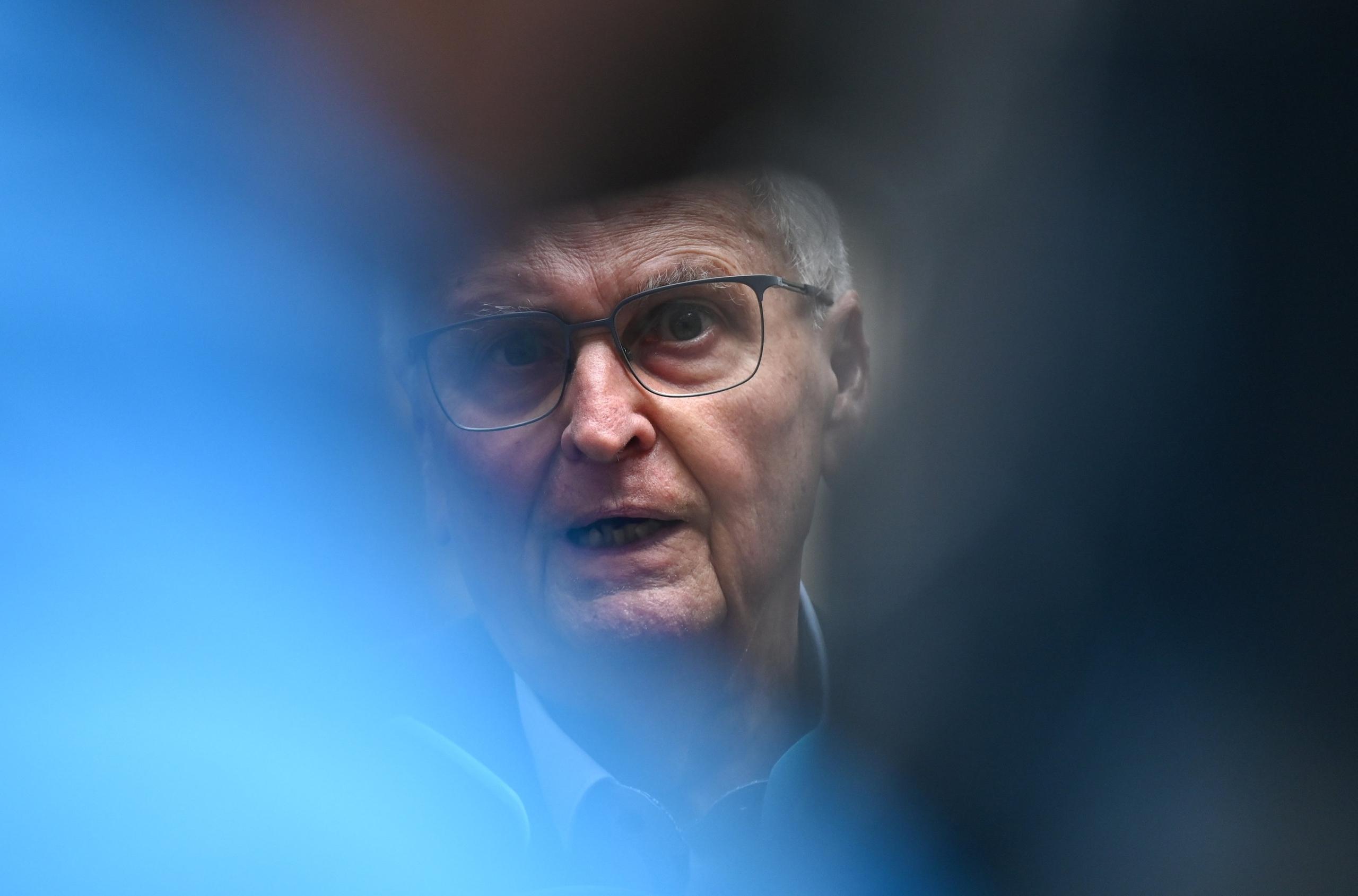 04.03.2024, Hessen, Frankfurt/Main: Der frühere DFB-Präsident Theo Zwanziger gibt im Anschluss an die erste Verhandlung zur Sommermärchen-Affäre vor dem Landgericht ein Statement ab. In dem Prozess müssen sich drei ehemalige Top-Funktionäre des Deutschen Fußball-Bundes (DFB) wegen des Verdachts der Steuerhinterziehung in einem besonders schweren Fall verantworten. 