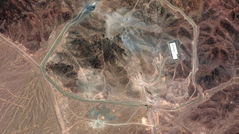 Satellitenbild von Maxar zeigt die iranische Atomanlage Fordo nach dem US-Militärschlag. | Bild: Maxar Technologies/Handout via REUTERS Satellitenbild von Maxar zeigt die iranische Atomanlage Fordo nach dem US-Militärschlag.