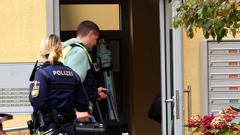 Zwei Polizeibeamte betreten Haus | Bild: News 5 Zwei Polizeibeamte betreten Haus