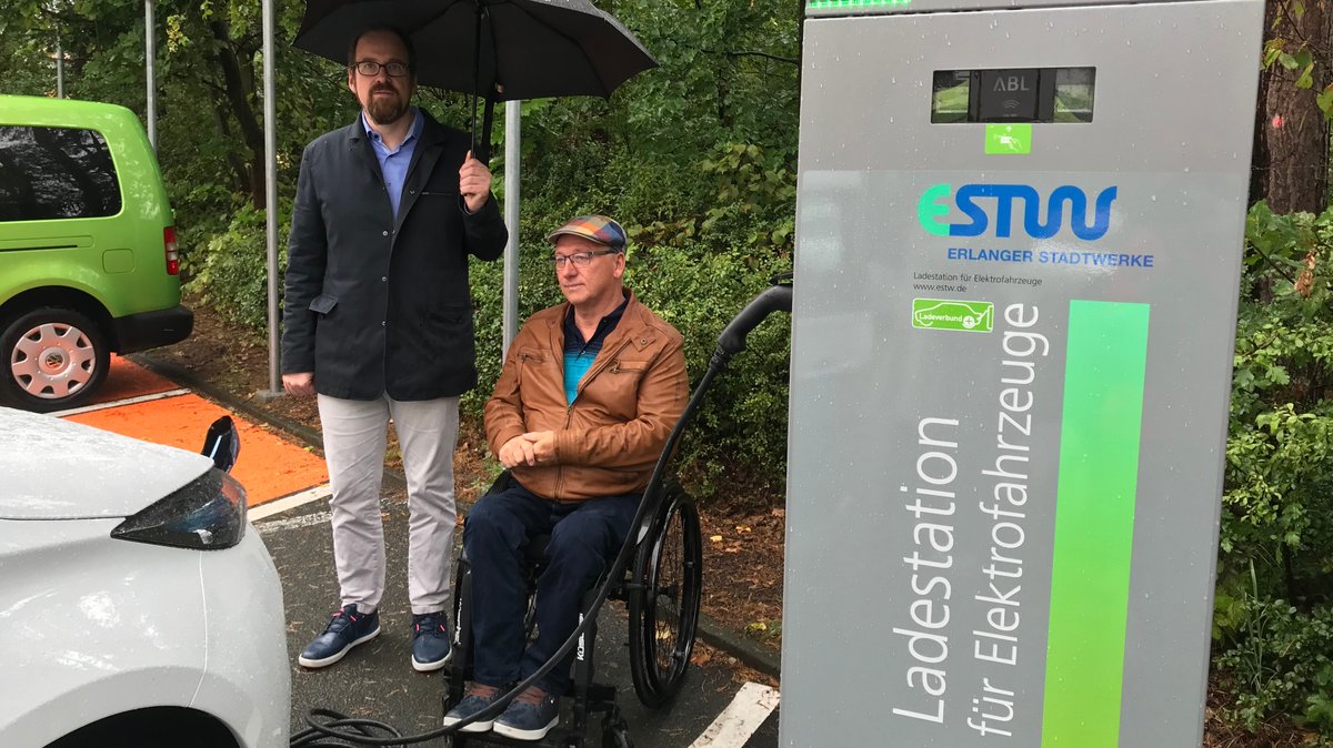 Inklusion: So laden Menschen im Rollstuhl in Erlangen ihr E-Auto