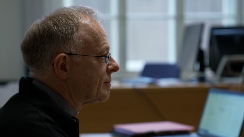 Jesuiten-Pater Artl im Gerichtssaal bei seinem Prozess.