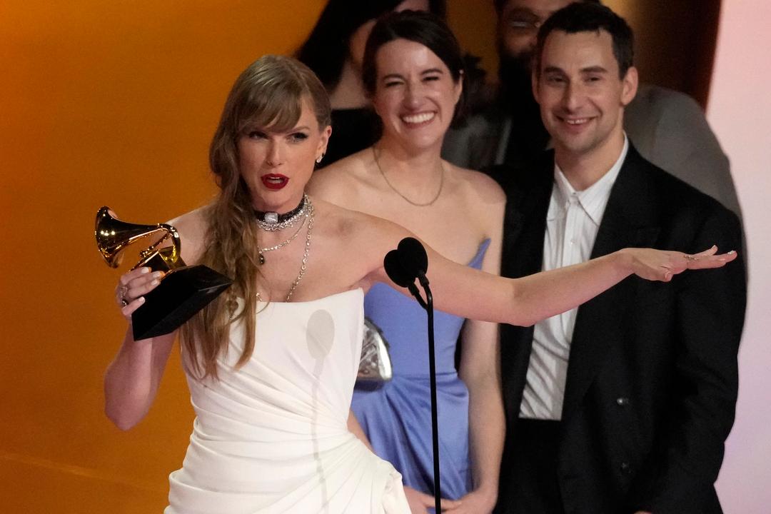04.02.2024, USA, Los Angeles: Taylor Swift nimmt den Preis für das Album des Jahres für "Midnights" während der Verleihung der 66. jährlichen Grammy Awards entgegen. 