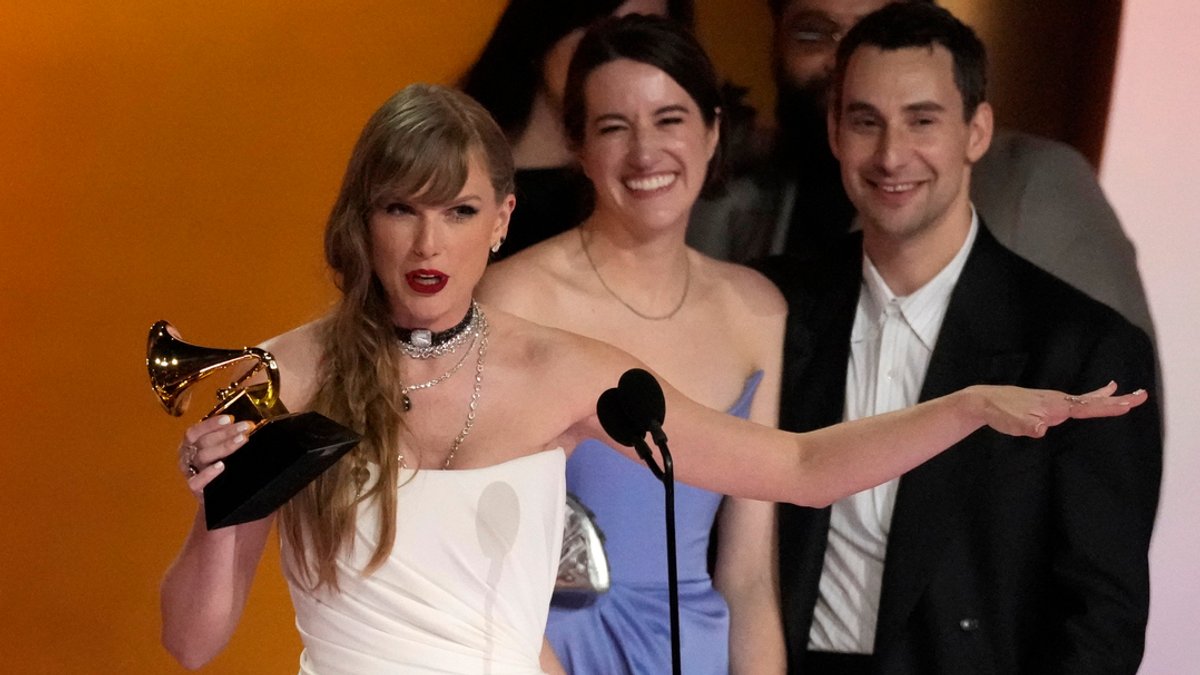 04.02.2024, USA, Los Angeles: Taylor Swift nimmt den Preis für das Album des Jahres für "Midnights" während der Verleihung der 66. jährlichen Grammy Awards entgegen. 