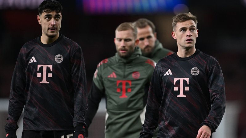 26.11.2025, Großbritannien, London: Fußball: Champions League, FC Arsenal - Bayern München, Vorrunde, 5. Spieltag, Emirates Stadium, Münchens Aleksandar Pavlovic, Konrad Laimer und Joshua Kimmich (l-r) beim Aufwärmen. Foto: Sven Hoppe/dpa +++ dpa-Bildfunk +++ | Bild: dpa-Bildfunk/Sven Hoppe 26.11.2025, Großbritannien, London: Fußball: Champions League, FC Arsenal - Bayern München, Vorrunde, 5. Spieltag, Emirates Stadium, Münchens Aleksandar Pavlovic, Konrad Laimer und Joshua Kimmich (l-r) beim Aufwärmen. Foto: Sven Hoppe/dpa +++ dpa-Bildfunk +++