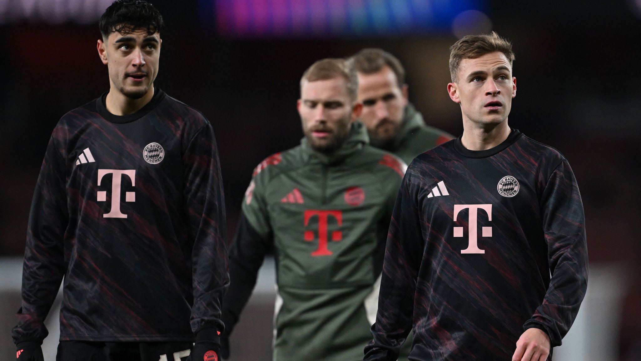 26.11.2025, Großbritannien, London: Fußball: Champions League, FC Arsenal - Bayern München, Vorrunde, 5. Spieltag, Emirates Stadium, Münchens Aleksandar Pavlovic, Konrad Laimer und Joshua Kimmich (l-r) beim Aufwärmen. Foto: Sven Hoppe/dpa +++ dpa-Bildfunk +++