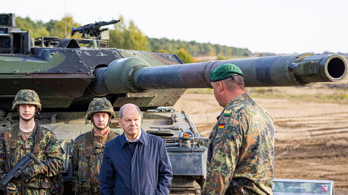 17.10.2022: Kanzler Olaf Scholz mit Soldaten vor einem Panzer des Typs Leopard 2